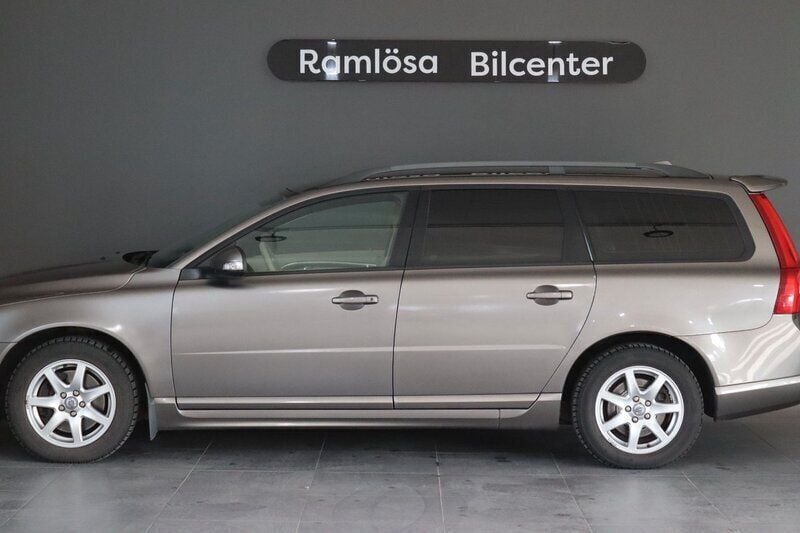 Grå Begagnad 2007 Volvo V70 Momentum Kombi | 69 900 kr (Bra pris) - Bild 1/4