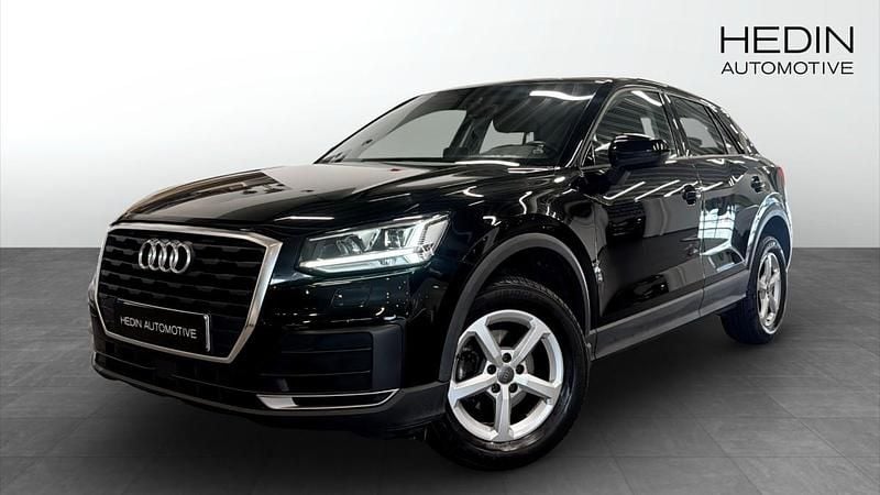 Svart (black) Begagnad 2019 Audi Q2 Premium SUV | 198 700 kr (Marknadspris) - Bild 1/4