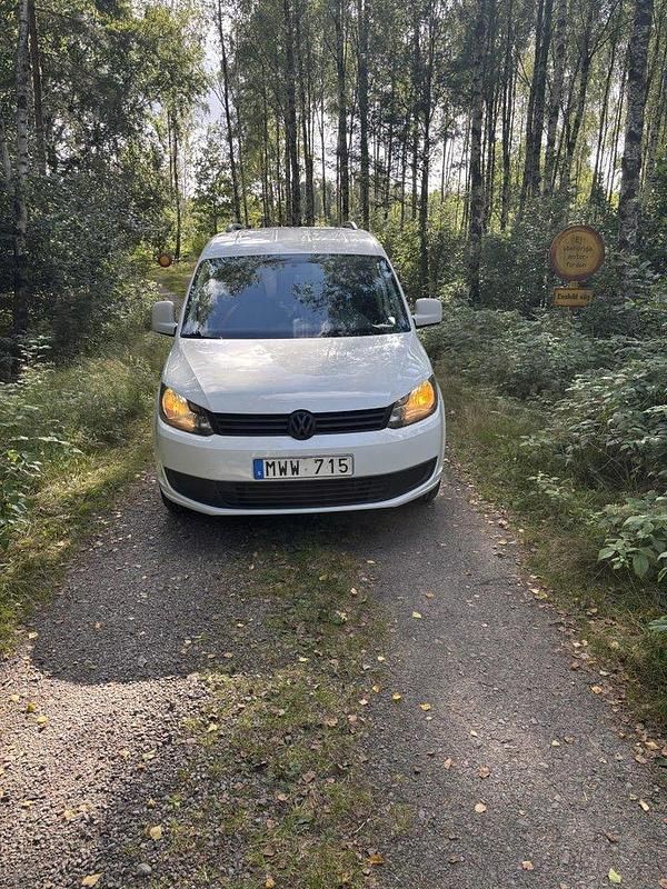 Vit Begagnad 2013 VW Caddy Minibuss | 51 000 kr (Marknadspris) - Bild 1/4