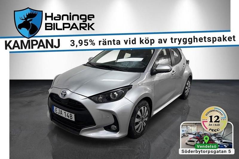 Silver Begagnad 2022 Toyota Yaris Hybrid Active Halvkombi | 169 995 kr (Marknadspris) - Bild 1/2