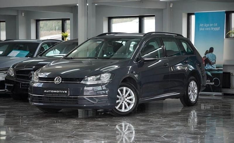 Mörkgrå (grå) Begagnad 2018 VW Golf VII Kombi | 109 900 kr (Marknadspris) - Bild 1/4