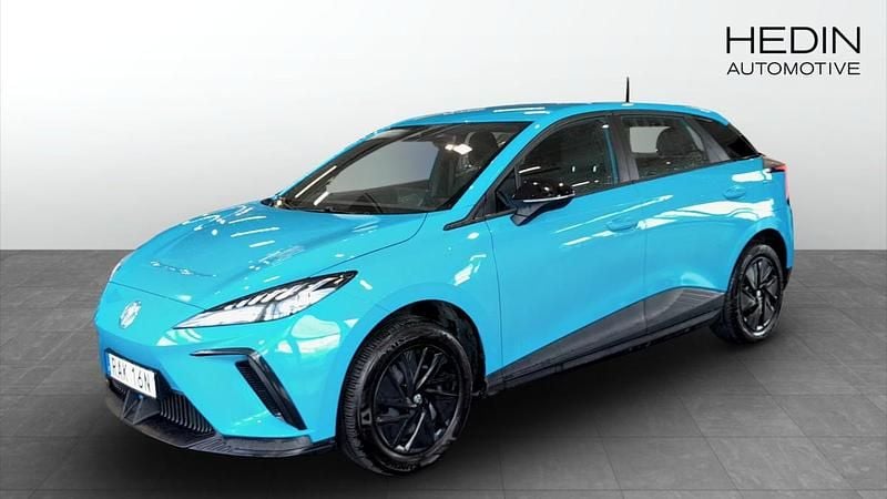 Blå (blue) Begagnad 2023 MG MG4 EV Halvkombi | 254 900 kr (Marknadspris) - Bild 1/4