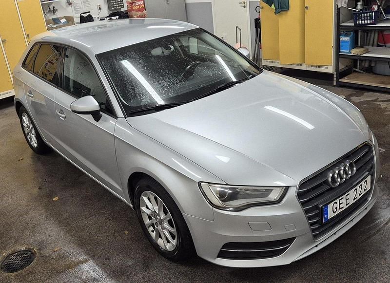 Silver Begagnad 2014 Audi A3 Sportback Attraction Halvkombi | 104 900 kr (Marknadspris) - Bild 1/4