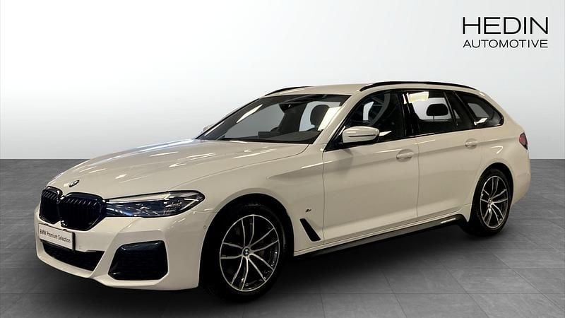 Vit Begagnad 2020 BMW 520 M Sport Kombi | 379 500 kr (Marknadspris) - Bild 1/4