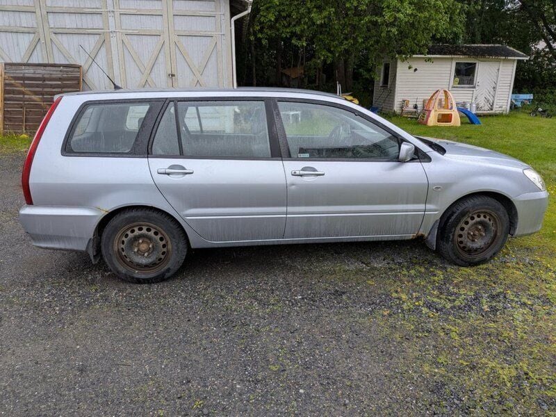 Grå Begagnad 2004 Mitsubishi Lancer Kombi | 4 000 kr (Superpris) - Bild 1/4