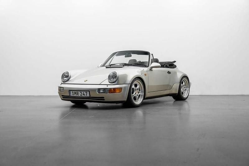 Begagnad Porsche 911 Carrera 250 HK (183 kW) 1992 Zermatt silver metallic / svart top Cab