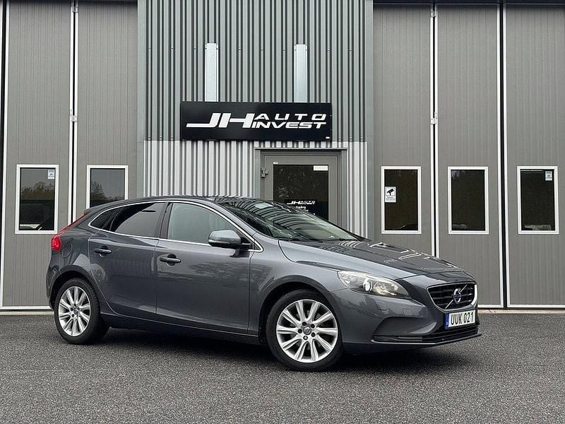 Grå Begagnad 2014 Volvo V40 Momentum Kombi | 117 900 kr (Marknadspris) - Bild 1/4