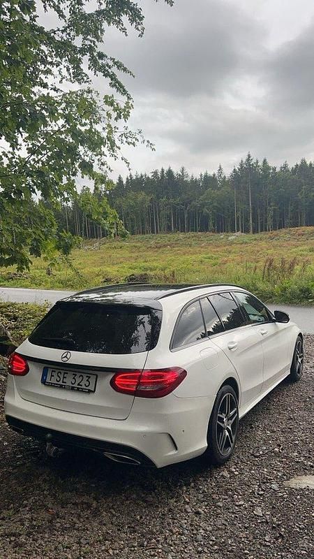 Vit Begagnad 2015 Mercedes C180 AMG line Kombi | 199 000 kr (Dyr) - Bild 1/4
