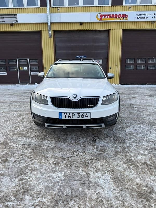 Begagnad Skoda Octavia Scout 150 HK (110 kW) 2016 Kombi