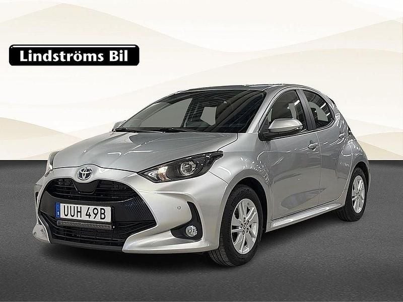 Silver Begagnad 2022 Toyota Yaris Hybrid Active Halvkombi | 219 000 kr (Marknadspris) - Bild 1/3