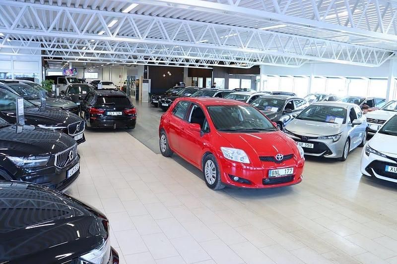 Begagnad Toyota Auris 126 HK (92 kW) 2008 Röd Halvkombi