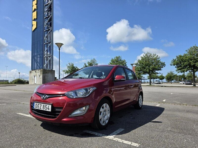 Röd Begagnad 2015 Hyundai i20 Premium Halvkombi | 35 900 kr (Superpris) - Bild 1/4