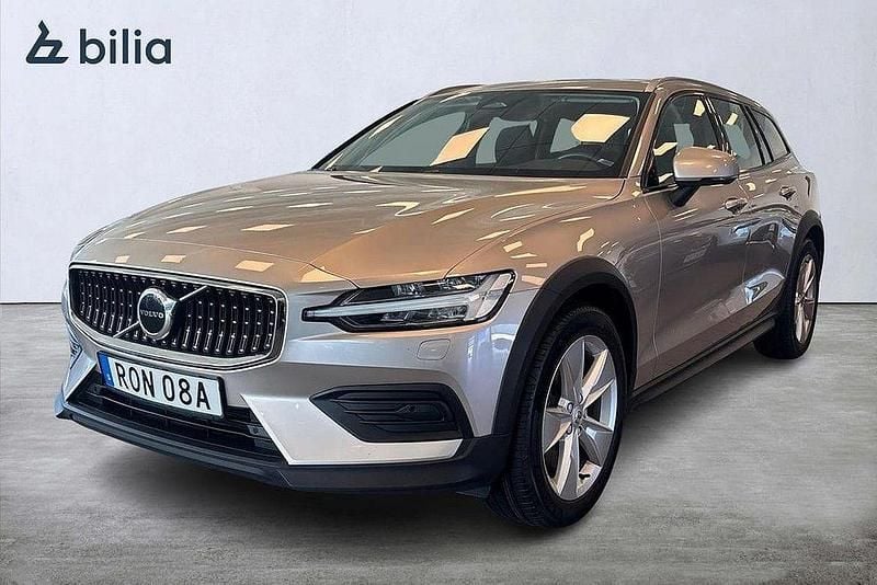 Ljusgrå Begagnad 2023 Volvo V60 CC Core Kombi | 374 900 kr (Marknadspris) - Bild 1/3