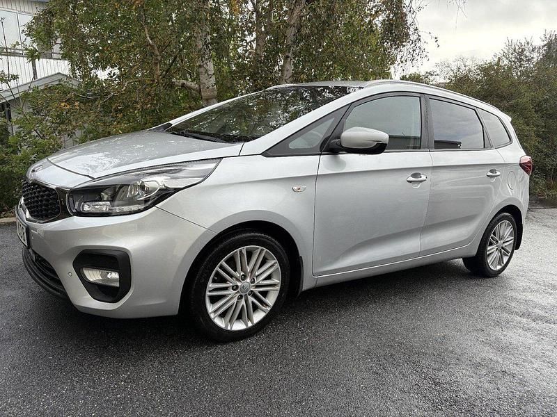 Grå Begagnad 2017 Kia Carens Minibuss | 85 000 kr (Superpris) - Bild 1/4