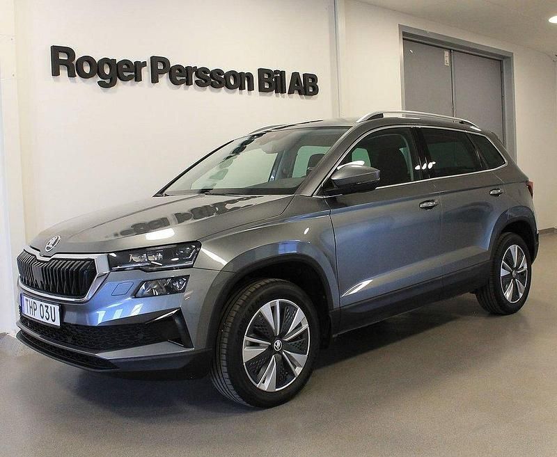 Grå Begagnad 2023 Skoda Karoq Style SUV | 329 000 kr (Lite dyr) - Bild 1/4