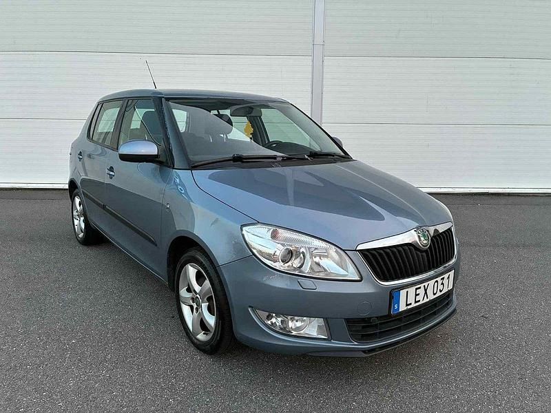 Grå Begagnad 2011 Skoda Fabia Elegance Halvkombi | 24 900 kr (Marknadspris) - Bild 1/4