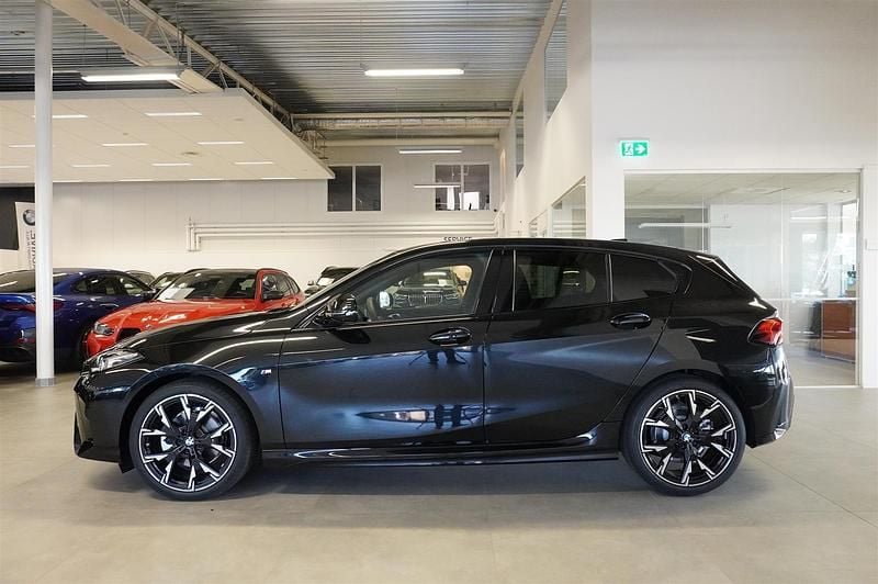 Begagnad BMW 120 M Sport 157 HK (115 kW) 2024 Svart Halvkombi