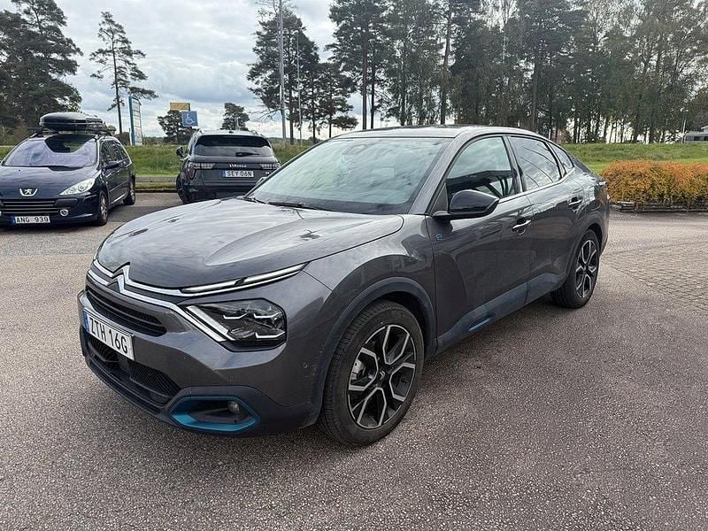 Grå Begagnad 2022 Citroën e-C4 Exclusive Sedan | 229 900 kr (Bra pris) - Bild 1/4