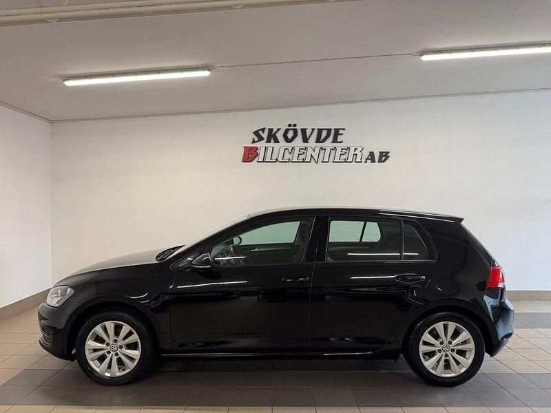 Svart Begagnad 2016 VW Golf VII Halvkombi | 129 500 kr (Marknadspris) - Bild 1/4