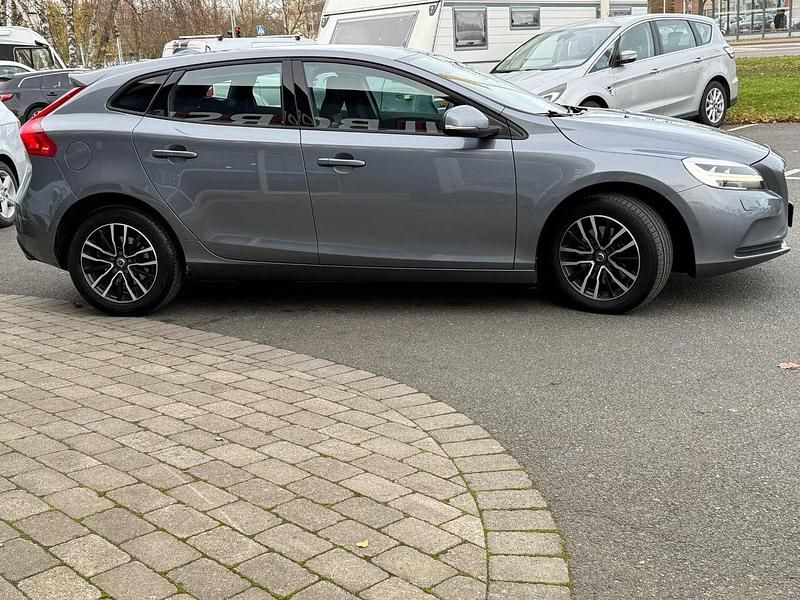 Begagnad Volvo V40 Momentum 150 HK (110 kW) 2016 Grå Halvkombi