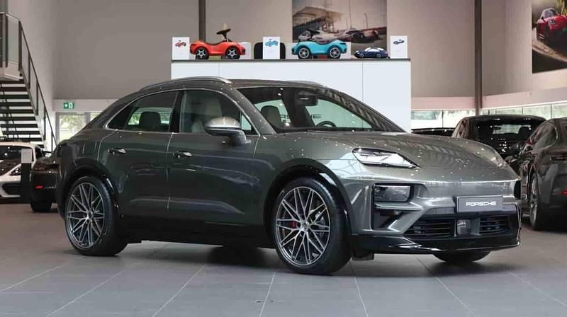 Grön Ny 2025 Porsche Macan Turbo SUV | 1 479 200 kr (Marknadspris) - Bild 1/1
