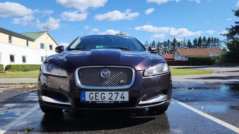 Röd Begagnad 2015 Jaguar XF Sedan | 169 000 kr (Dyr) - Bild 1/4