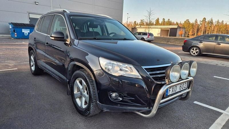 Svart Begagnad 2010 VW Tiguan Sportline SUV | 64 900 kr (Bra pris) - Bild 1/4