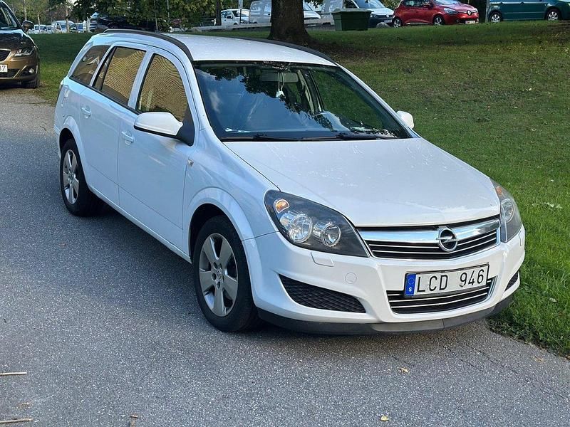 Vit Begagnad 2011 Opel Astra Kombi | 34 000 kr (Bra pris) - Bild 1/4