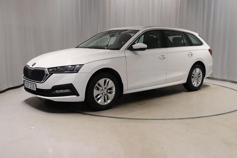 Vit Begagnad 2023 Skoda Octavia G-TEC Kombi | 269 900 kr (Marknadspris) - Bild 1/4