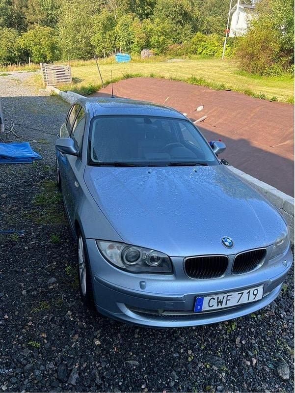Blå Begagnad 2010 BMW 120 Advantage Halvkombi | 65 000 kr (Bra pris) - Bild 1/4