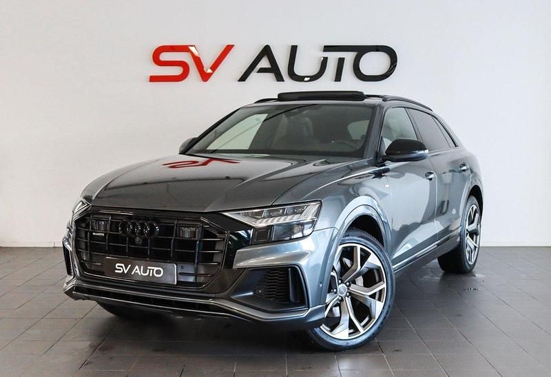 Grå Begagnad 2018 Audi Q8 S-Line SUV | 589 900 kr (Marknadspris) - Bild 1/4