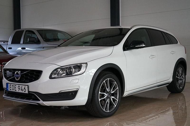 Vit Begagnad 2017 Volvo V60 CC Standard Kombi | 224 500 kr (Marknadspris) - Bild 1/4