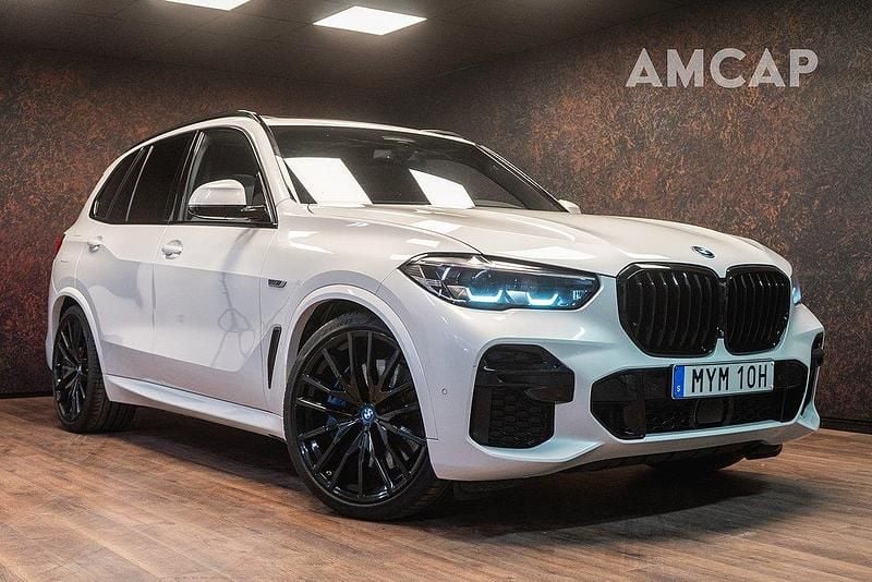 Vit Begagnad 2021 BMW X5 M Sport SUV | 628 500 kr (Marknadspris) - Bild 1/4