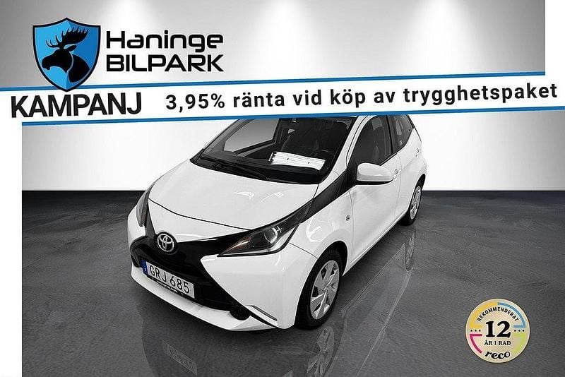 Vit Begagnad 2015 Toyota Aygo X-play Halvkombi | 94 995 kr (Marknadspris) - Bild 1/2