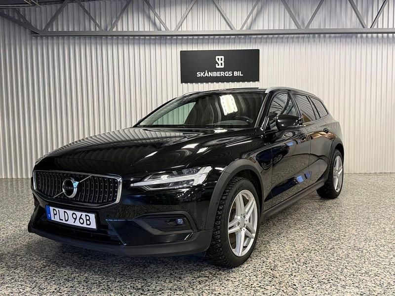 Svart Begagnad 2021 Volvo V60 CC Momentum Kombi | 294 900 kr (Marknadspris) - Bild 1/4