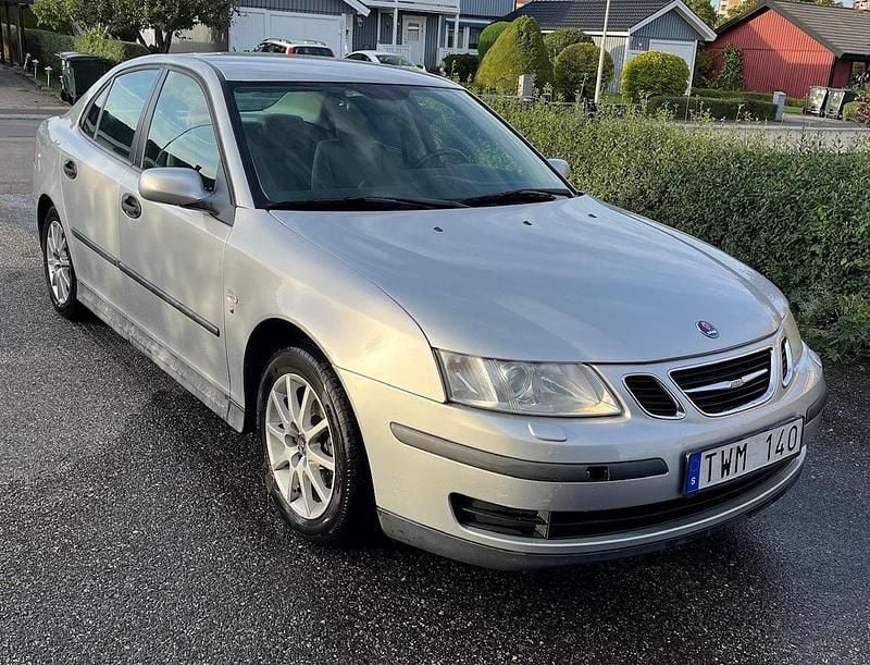 Grå Begagnad 2002 Saab 9-3 Linear Sedan | 45 000 kr (Marknadspris) - Bild 1/4