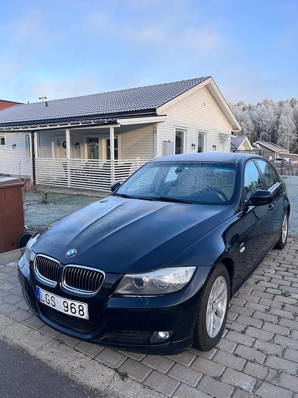 Begagnad 2011 BMW 320 Sedan | 84 000 kr (Marknadspris) - Bild 1/4