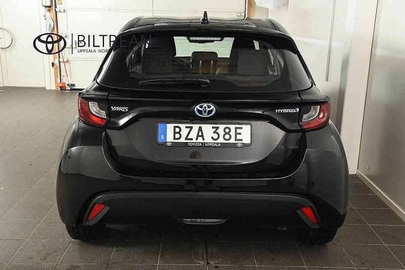 Begagnad Toyota Yaris Hybrid Active 116 HK (85 kW) 2023 Svart Halvkombi