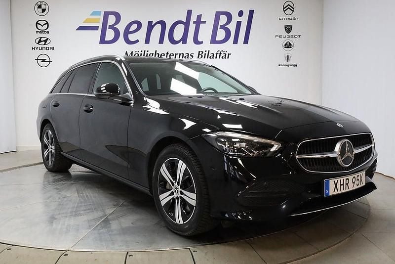 Svart Begagnad 2023 Mercedes C300e Avantgarde Kombi | 398 500 kr (Superpris) - Bild 1/3