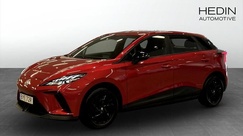 Röd (red) Begagnad 2023 MG MG4 EV Halvkombi | 259 900 kr (Marknadspris) - Bild 1/4