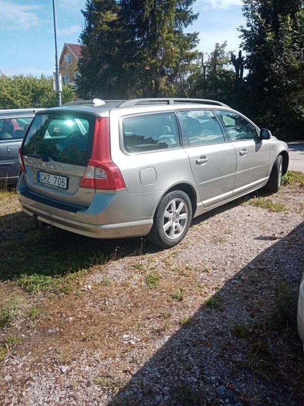 Begagnad Volvo V70 Kinetic 164 HK (120 kW) 2010 Ljusbrun (ljusbrudmetallic) Kombi