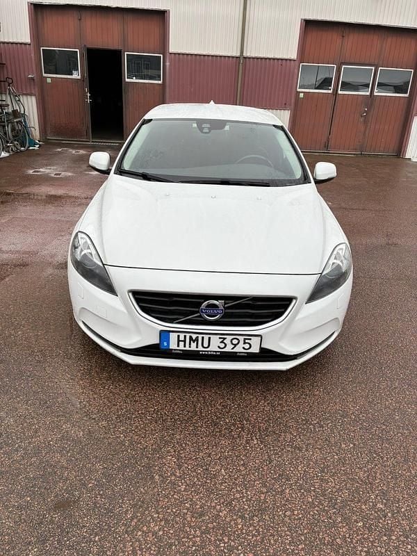 Vit Begagnad 2015 Volvo V40 | 135 000 kr (Bra pris) - Bild 1/4