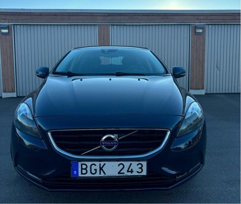 Blå Begagnad 2013 Volvo V40 Momentum Kombi | 79 000 kr (Marknadspris) - Bild 1/4