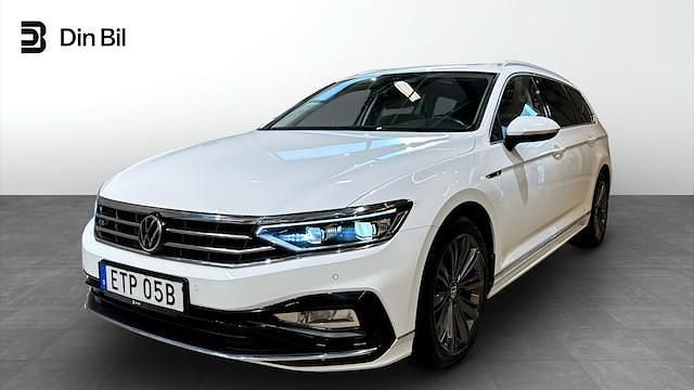 Vit Begagnad 2021 VW Passat R-line Kombi | 294 500 kr (Marknadspris) - Bild 1/4
