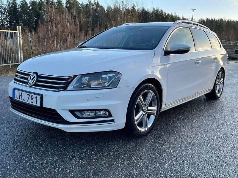 Vit Begagnad 2014 VW Passat R-line Kombi | 49 900 kr (Superpris) - Bild 1/4