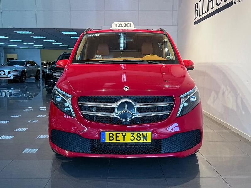 Begagnad Mercedes V220 163 HK (119 kW) 2022 Röd Minibuss