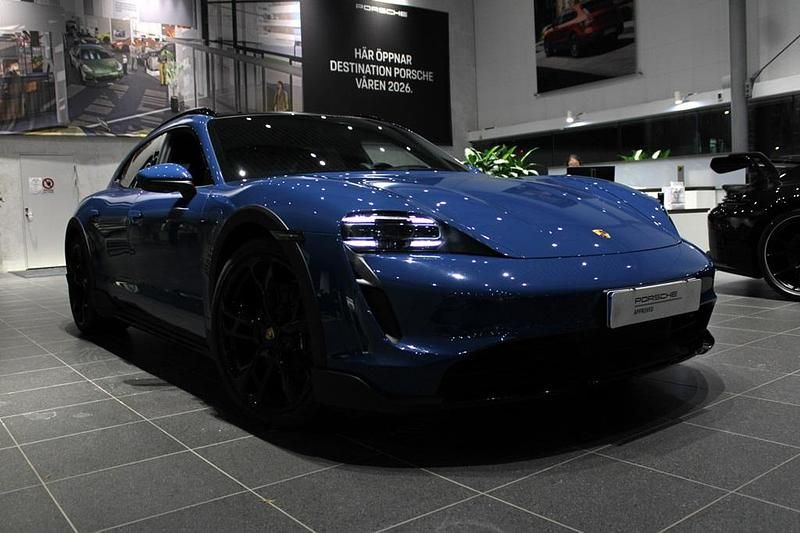 Blå Begagnad 2021 Porsche Taycan Cross Turismo Kombi | 695 000 kr (Marknadspris) - Bild 1/4