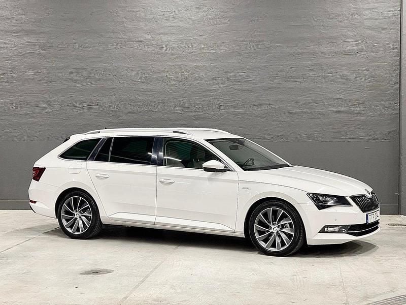 Vit (vit metallic) Begagnad 2018 Skoda Superb LAURIN & KLEMENT Kombi | 179 900 kr (Superpris) - Bild 1/4