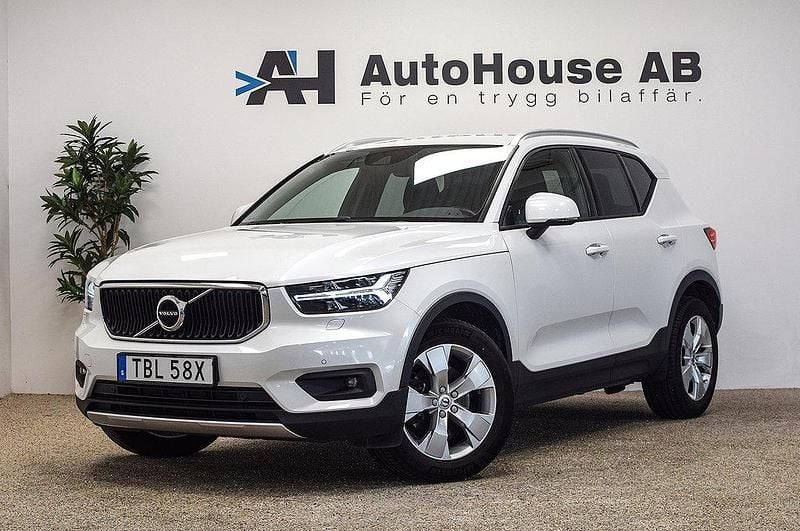 Vit Begagnad 2021 Volvo XC40 Momentum SUV | 334 000 kr (Marknadspris) - Bild 1/4
