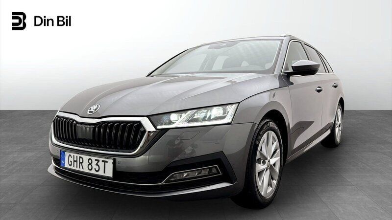 Grå (graphite grey metallic) Begagnad 2023 Skoda Octavia Style Kombi | 304 900 kr (Marknadspris) - Bild 1/4